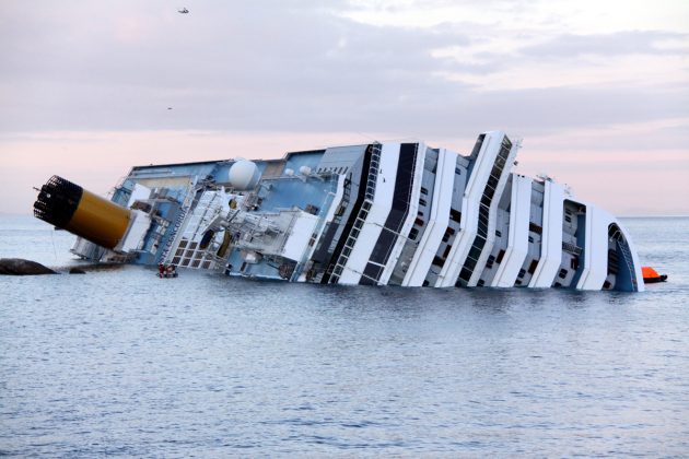 immagine della nave costa concordia affondata