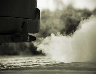 Tubo di scappamento di un'auto per sensibilizzare sull'inquinamento dell'aria