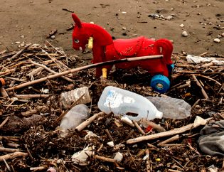 Foto di una spiaggia con rifiuti plastici
