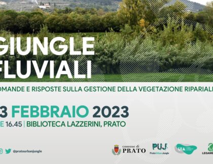 locandina evento con immagine di un argine fluviale verde