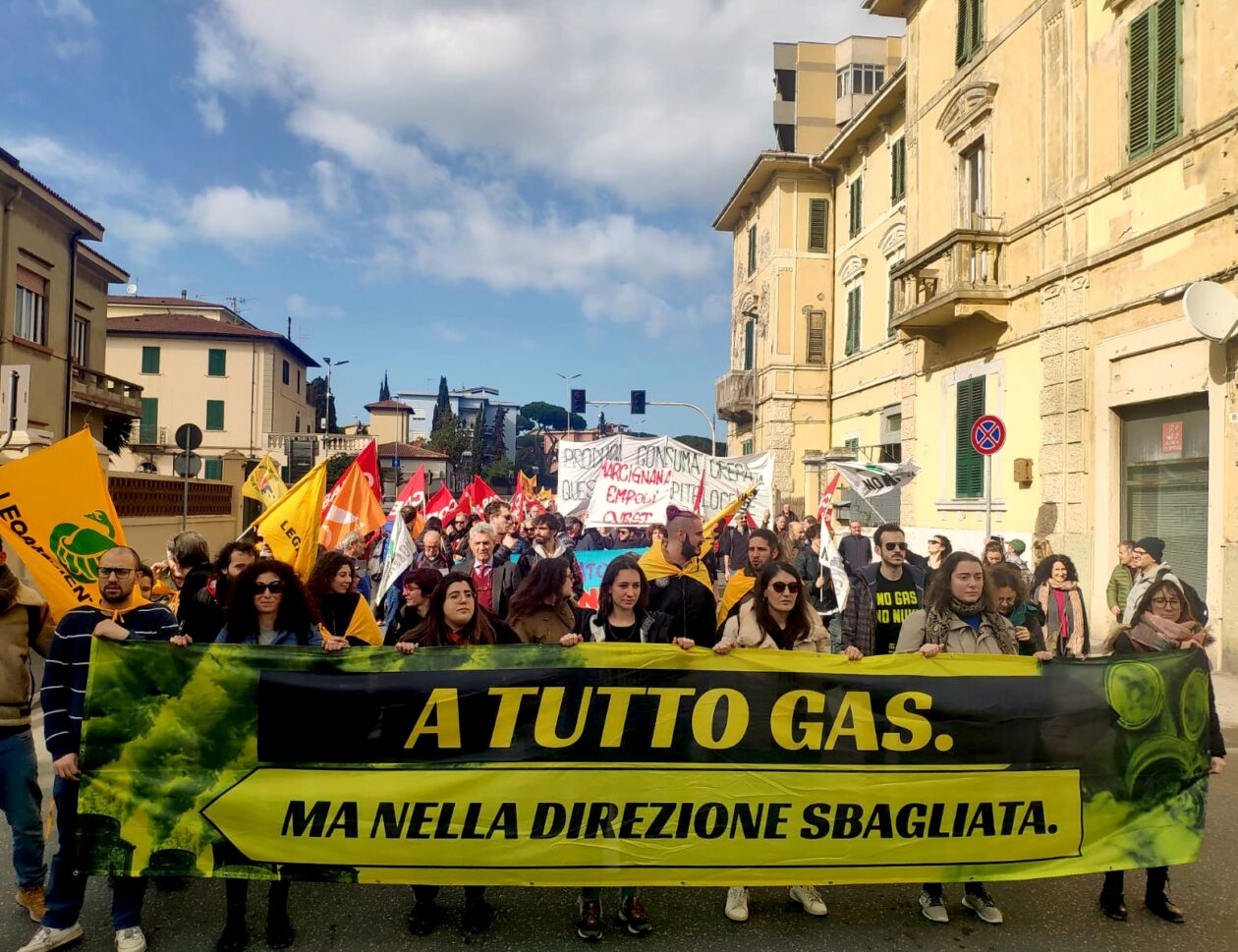 Lo striscione A tutto gas ma nella direzione sbagliata di Legambiente durante la manifestazione dell'11 marzo a Piombino