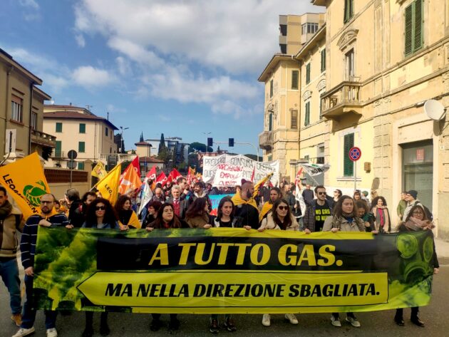 Lo striscione A tutto gas ma nella direzione sbagliata di Legambiente durante la manifestazione dell'11 marzo a Piombino