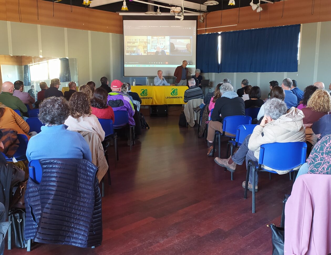 Foto della sala gremita