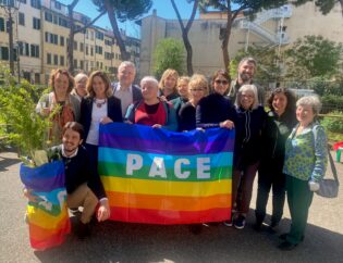 Foto di gruppo delle associazioni promotrici con bandiera della pace