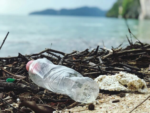Bottiglia di plastica su spiaggia